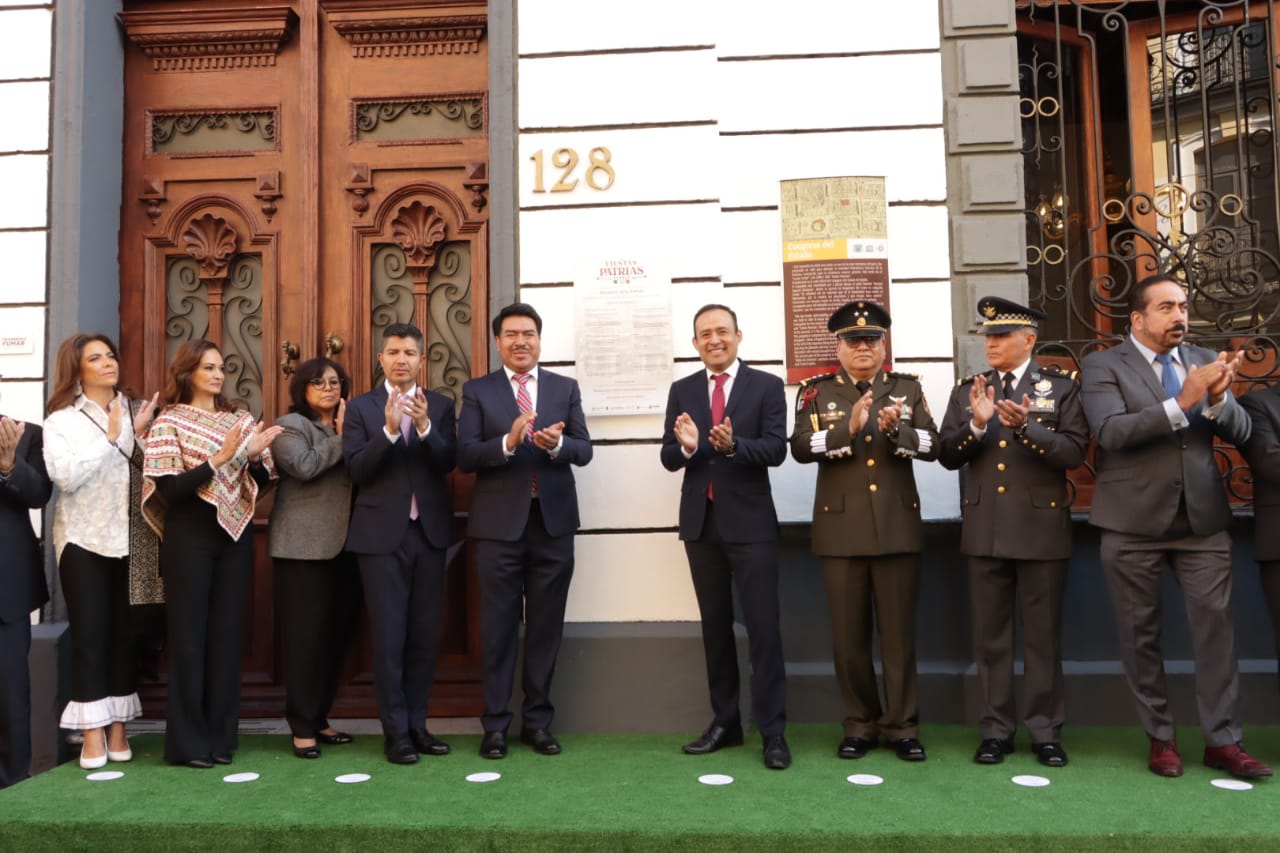 Colocan los Poderes del Estado el Bando Solemne de Fiestas Patrias 2023 en la sede del Congreso. 