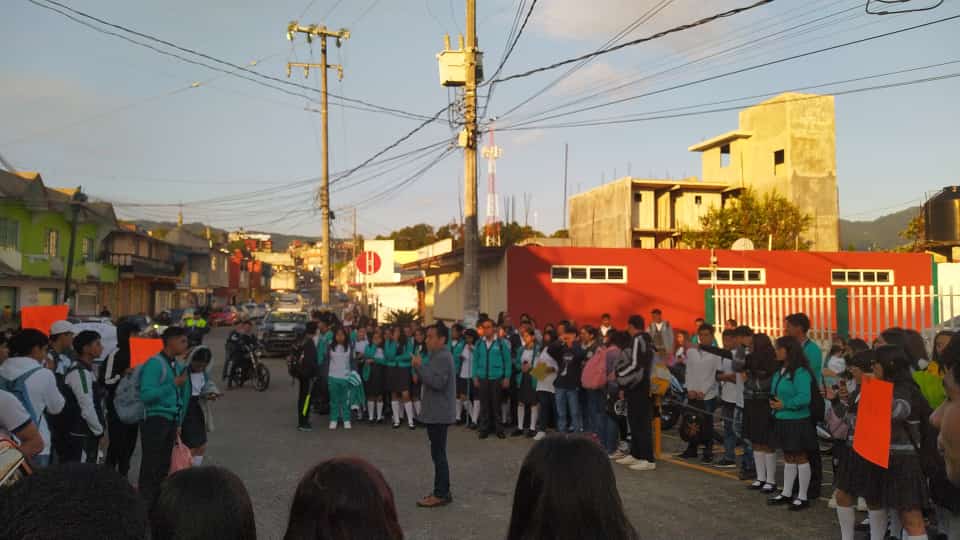 Protestan alumnos de bachiller en Huauchinango por compra de libros obligatoria