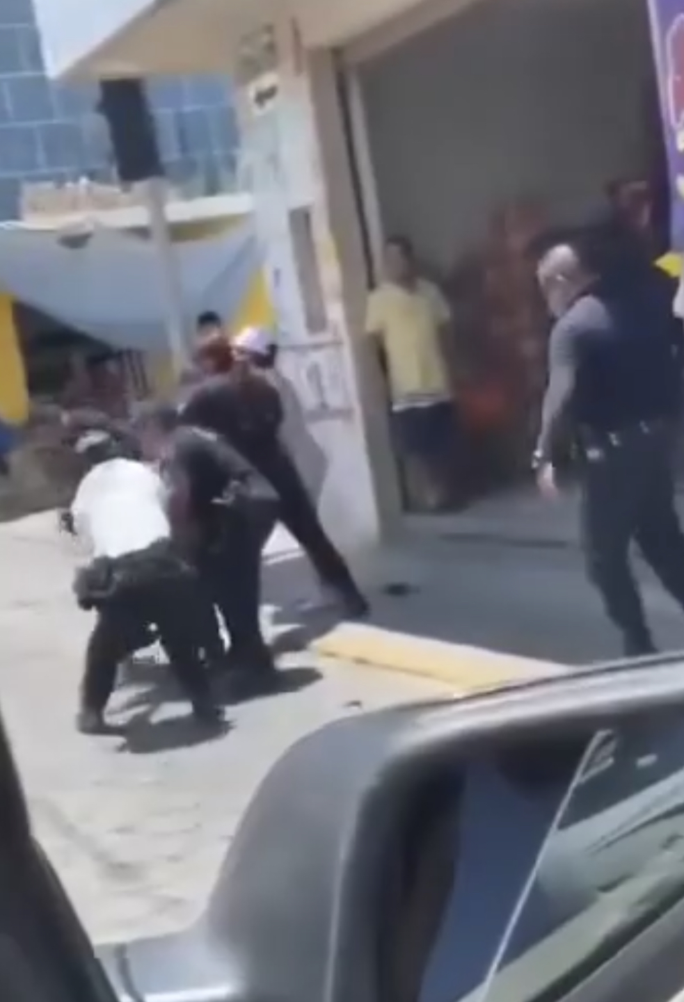 Acusan a policías y tránsitos de Altepexi de abuso de autoridad.