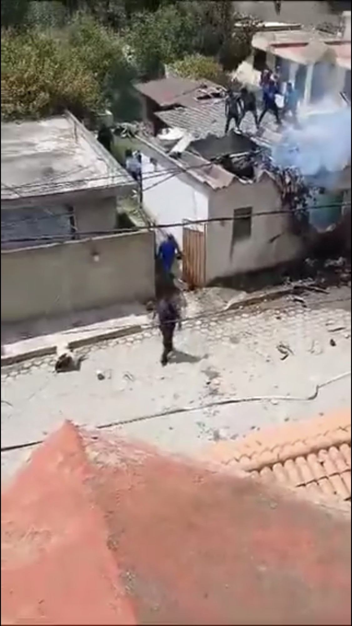 Tres muertos al desplomarse avioneta sobre una casa en Felipe Ángeles.