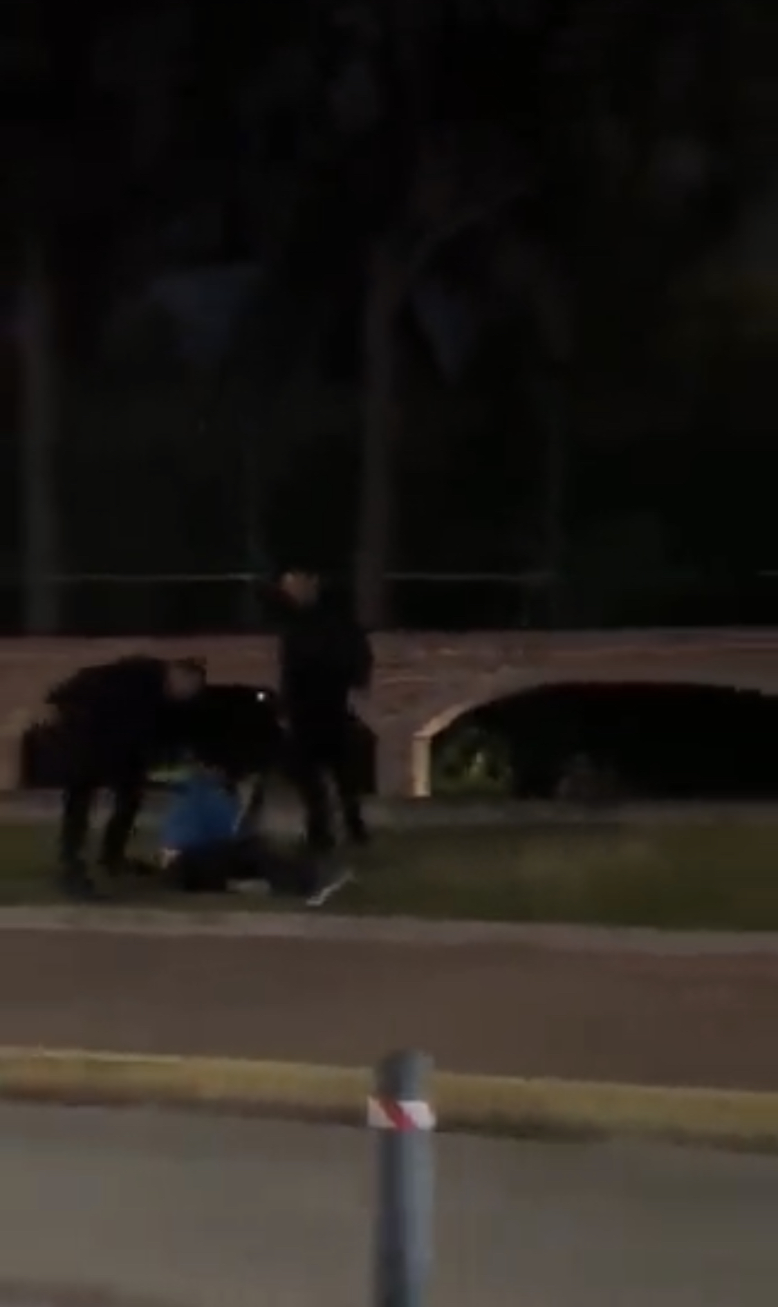 Cadeneros de un antro en San Andres Choula golpean a un joven.