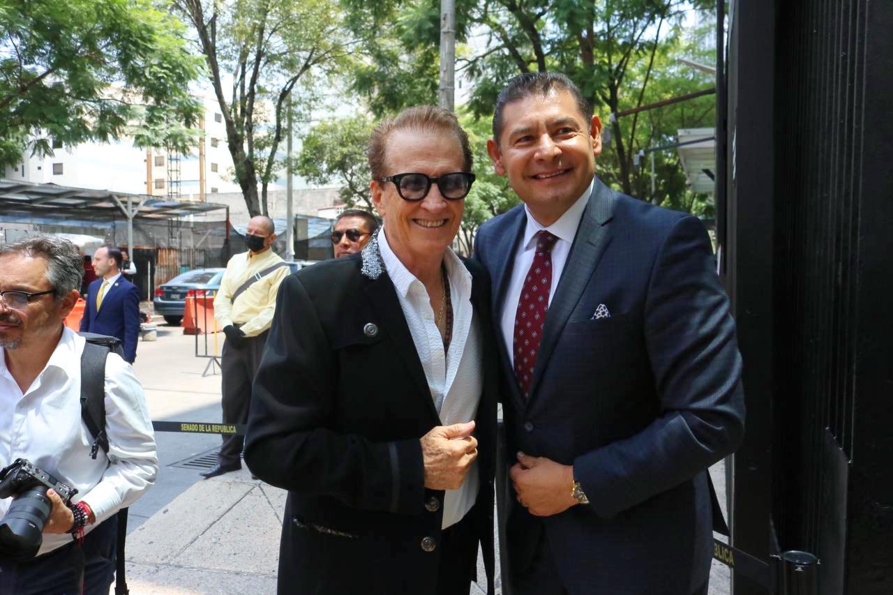 El senador Armenta impulsa reconocimiento a trayectoria del cantante Emmanuel