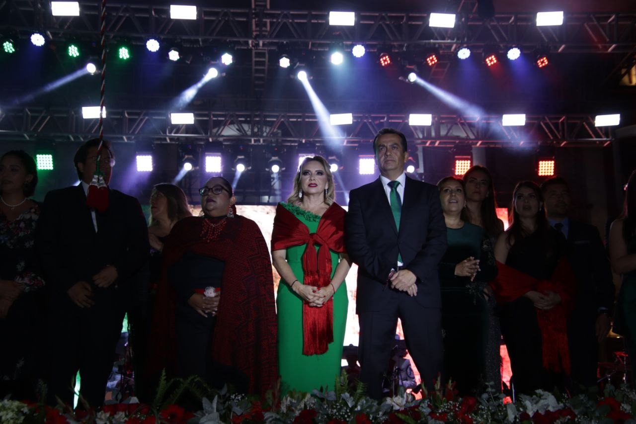 Paola Angon celebra junto a las familias, motel y grupo jalado el grito de independencia 2023
