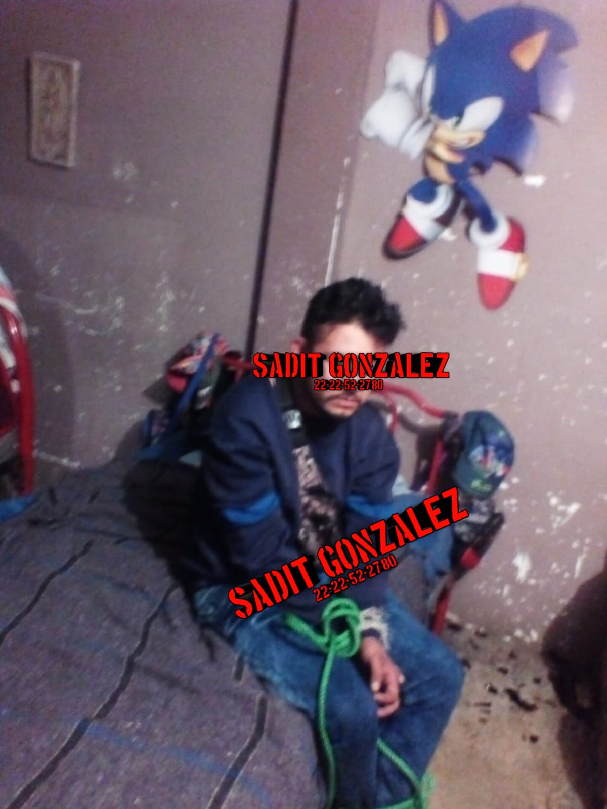 Detienen y amarran a presunto ladrón en Santa Mago.