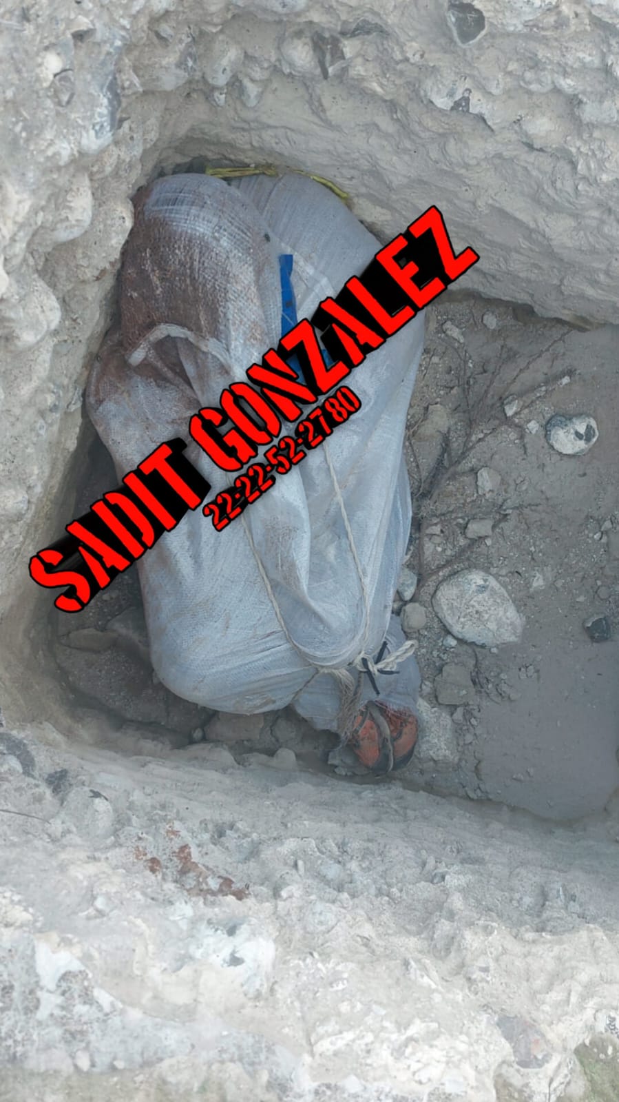 Dejan cadáver “encostalado” en una zanja en Tecamachalco