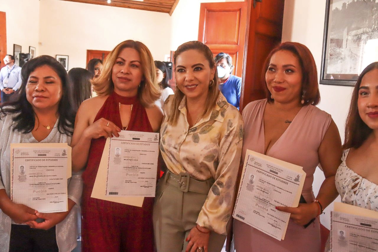 Paola Angon y Maria de la Barreda entrega certificados a egresados de CECADE
