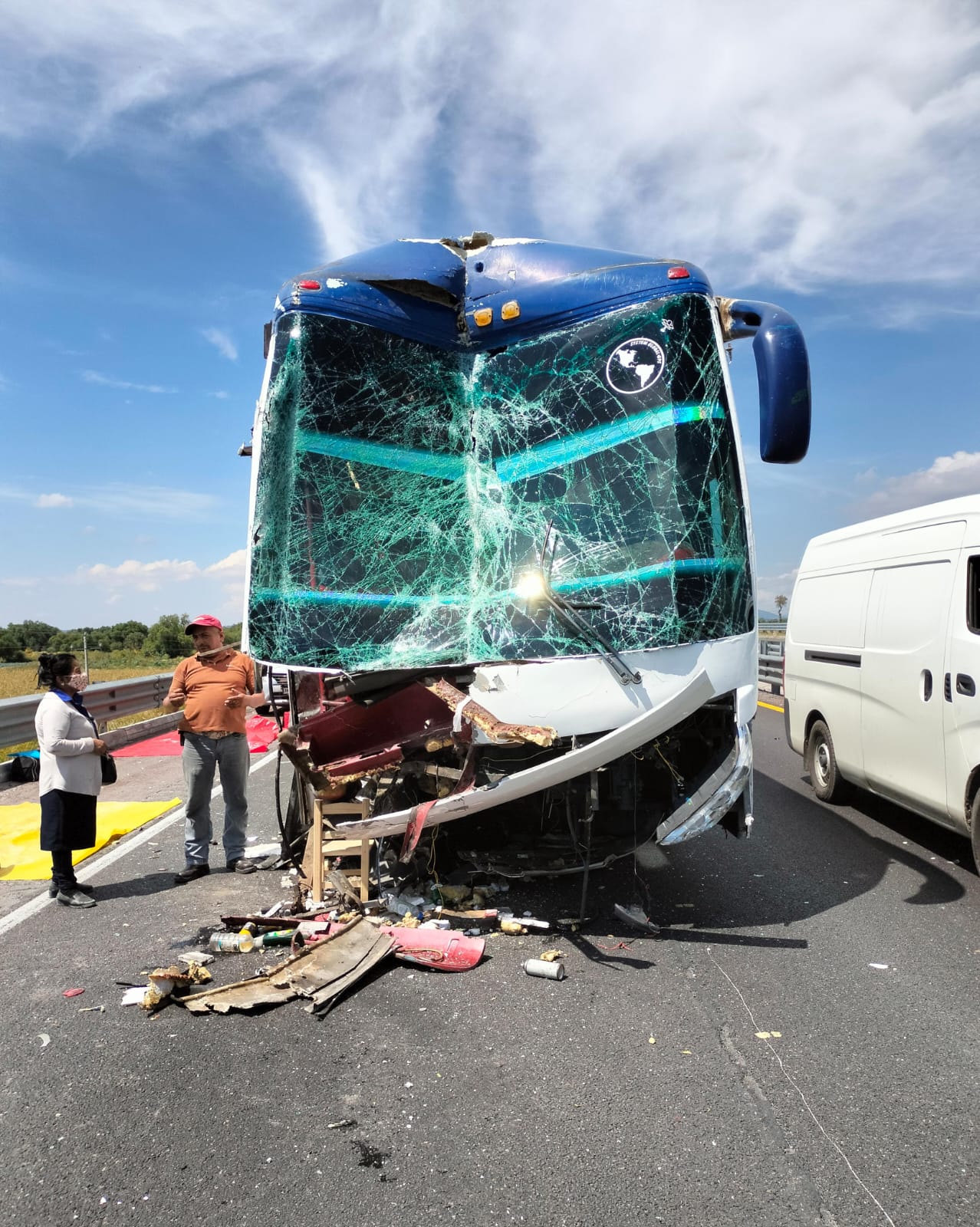 15 lesionados deja choque entre autobús y un trailer en Quecholac.