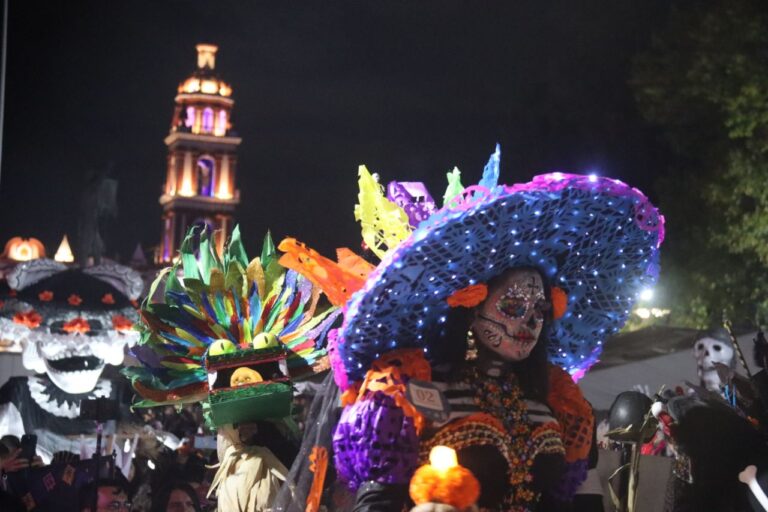Un éxito, desfile, concurso y carrera en San Pedro Cholula para celebrar el Día de muertos