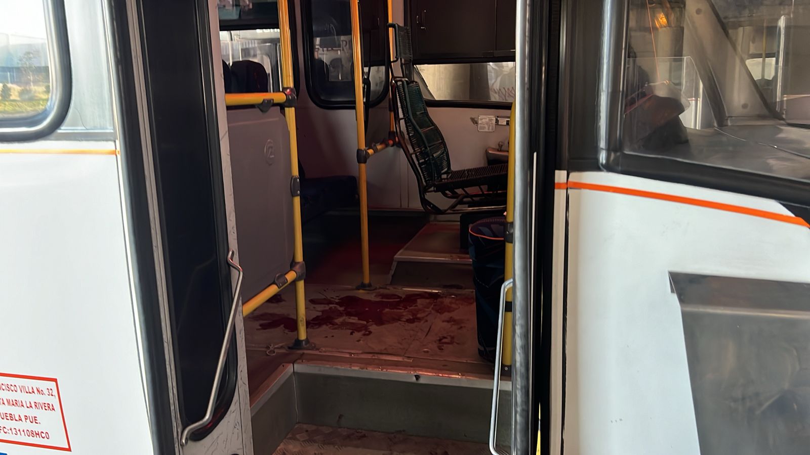 Balean a conductor de transporte público en Chachapa, Amozoc.