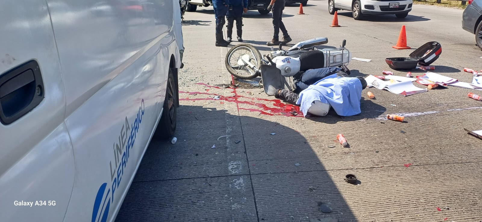 Muere motociclista al impactarse contra combi de transporte público en San Andrés Cholula.