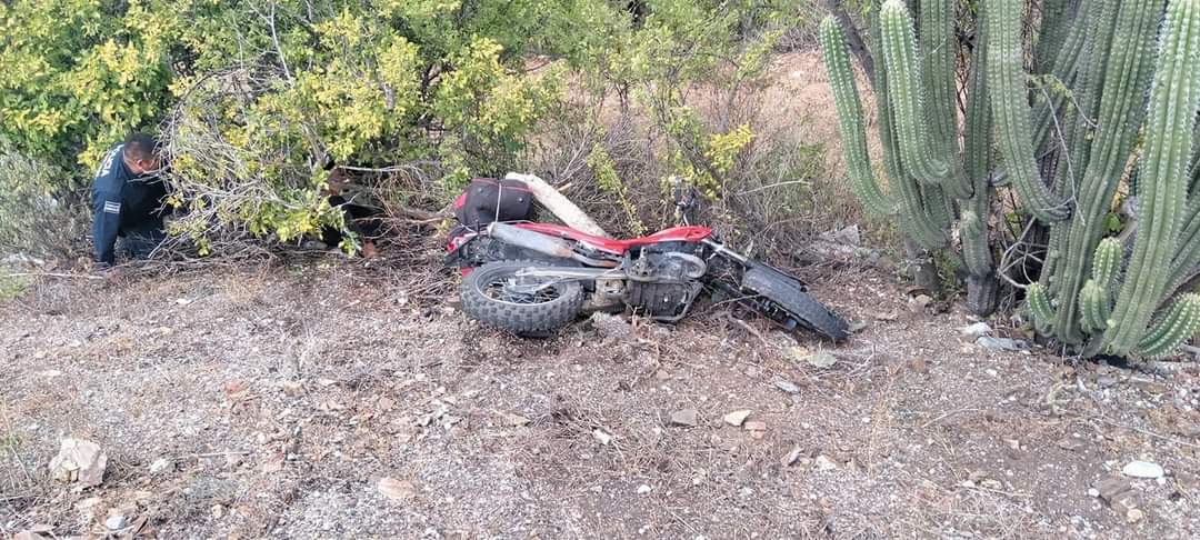 Motociclista resulta lesionado al salirse de la carretera en Acatlán de Osorio.⁣