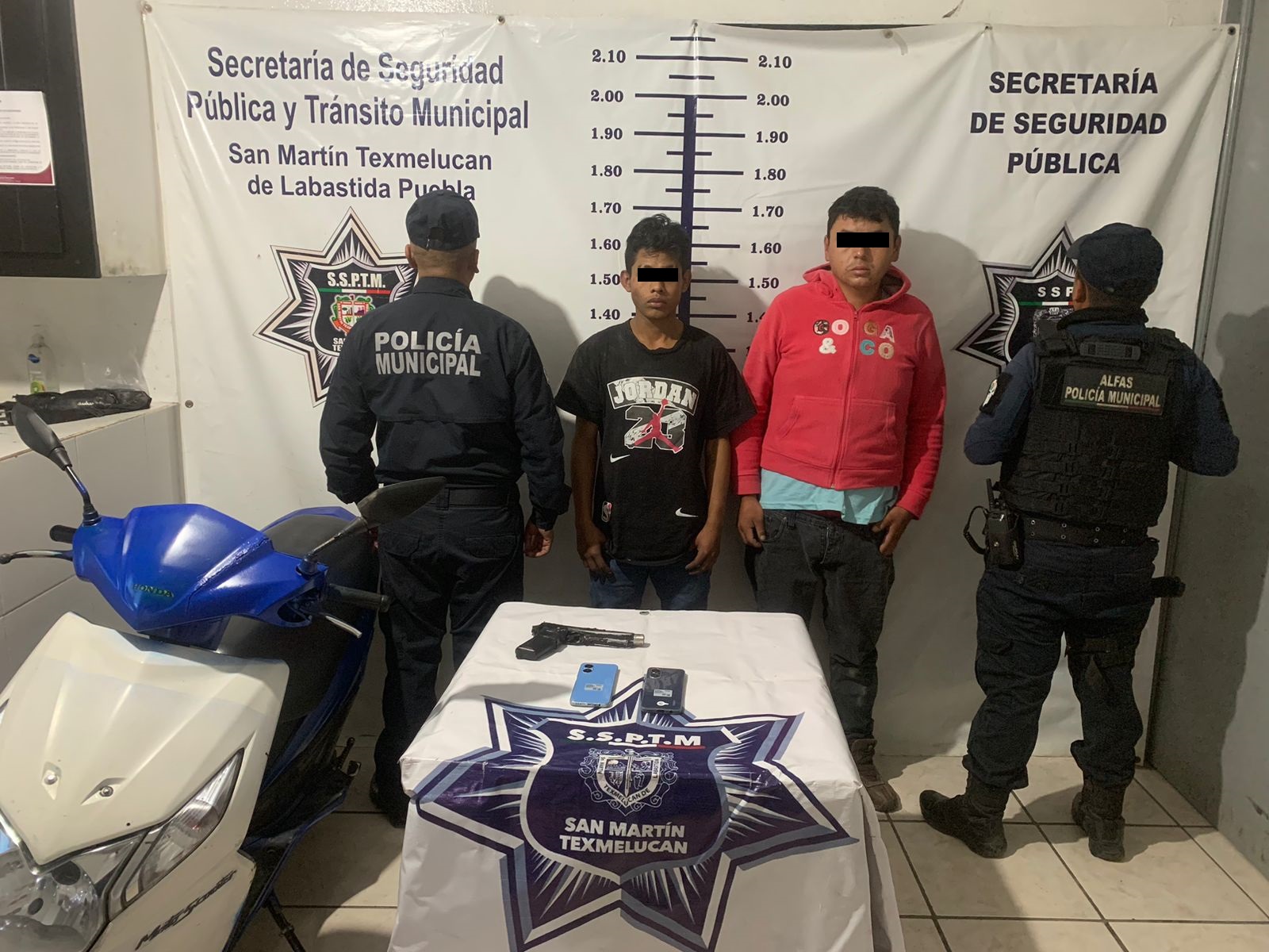 Elementos de la SSP de Texmelucan aseguraron a  dos masculinos por el delito de robo agravado y detención de moto con reporte de robo