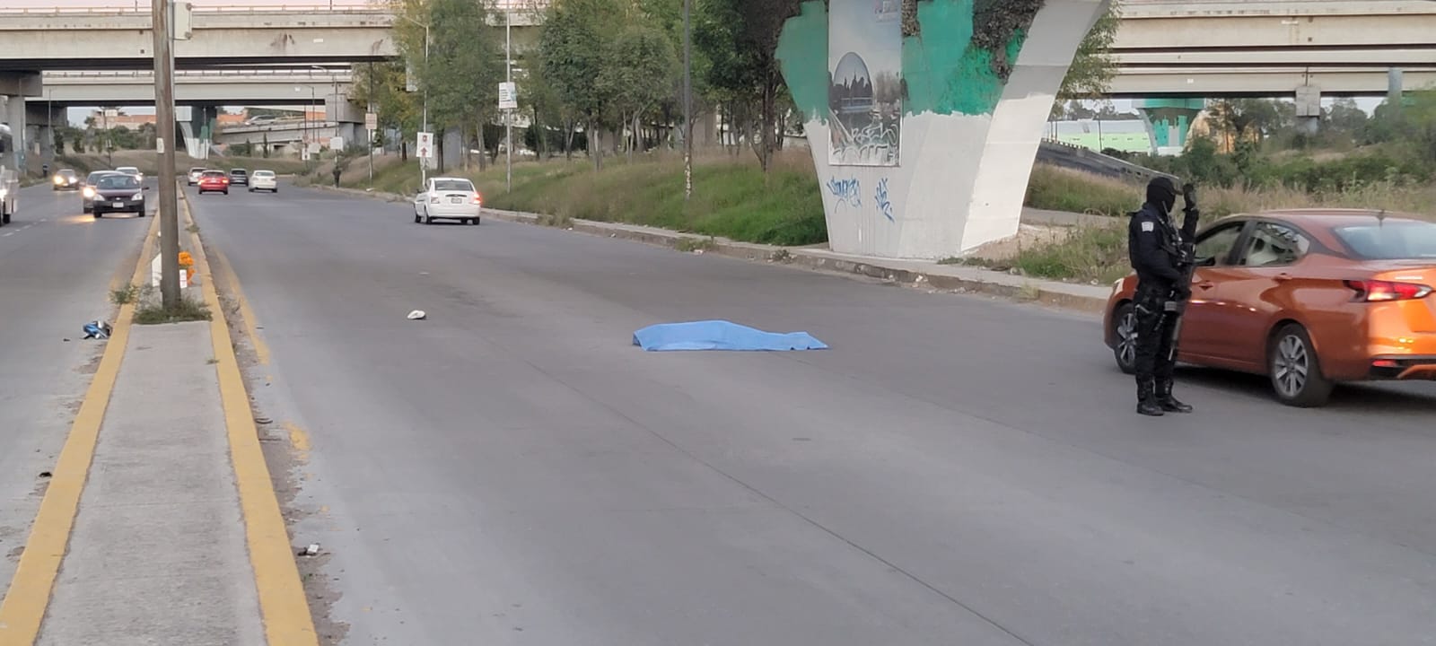 Motociclista pierde la vida al caer de los puentes del Periférico en Amozoc.