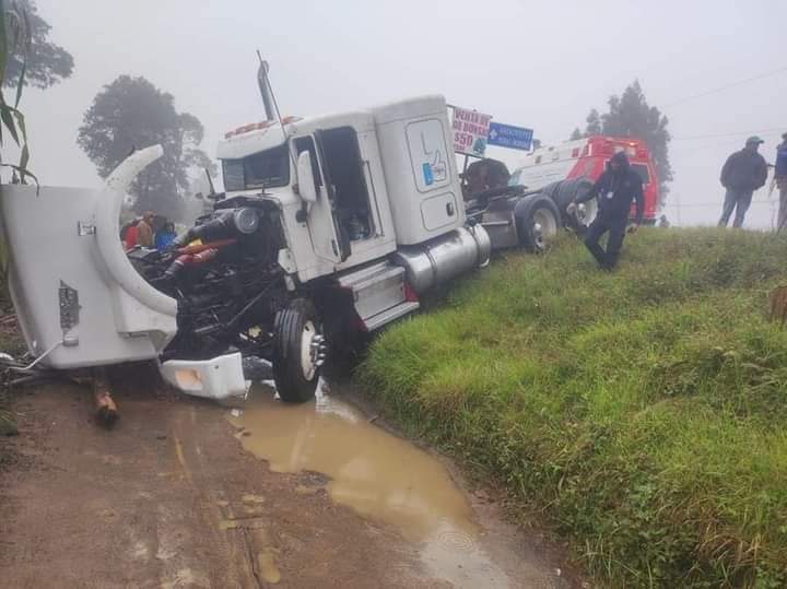 Choque múltiple deja 3 lesionados en la desviación a Zacatlán.