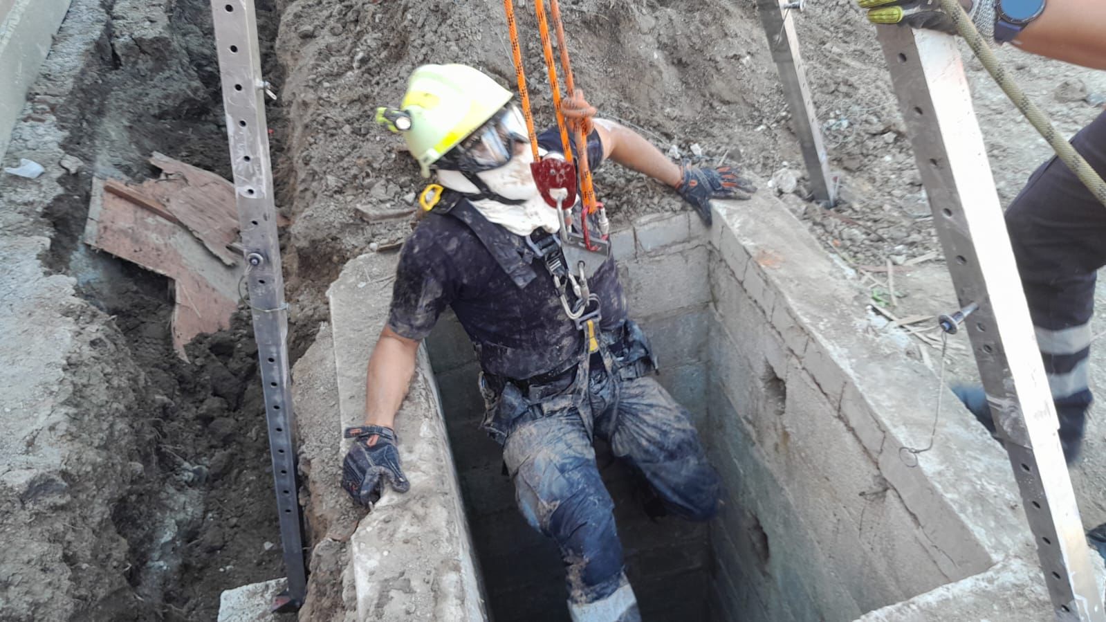 Tras caer 8 metros en un pozo, bomberos de San Andrés Cholula rescatan a dos canes
