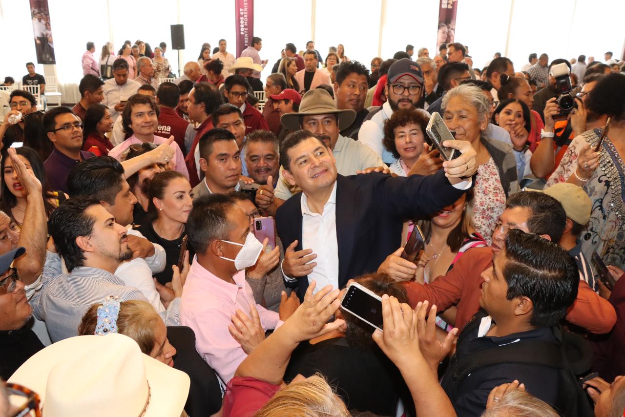 Con el respaldo de liderazgos de Morena, sociedad civil y mujeres Armenta inicia foros