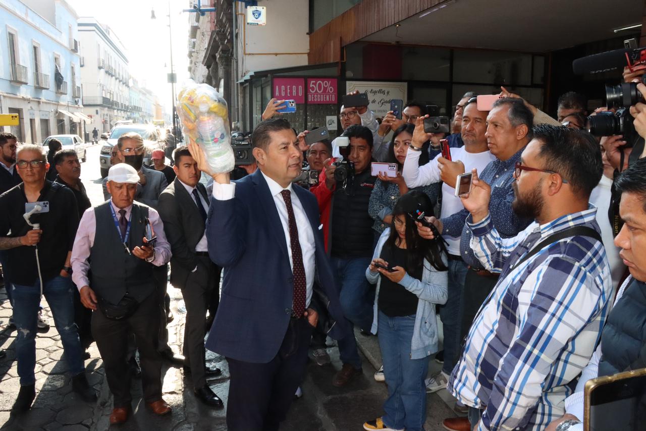 Armenta dona un mes de sueldo y coordina el envío del segundo camión de víveres para damnificados de Guerrero