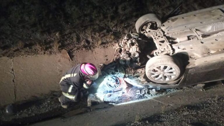Dos heridos al volcar en el vehículo en el que viajaban en Ciudad Serdán.