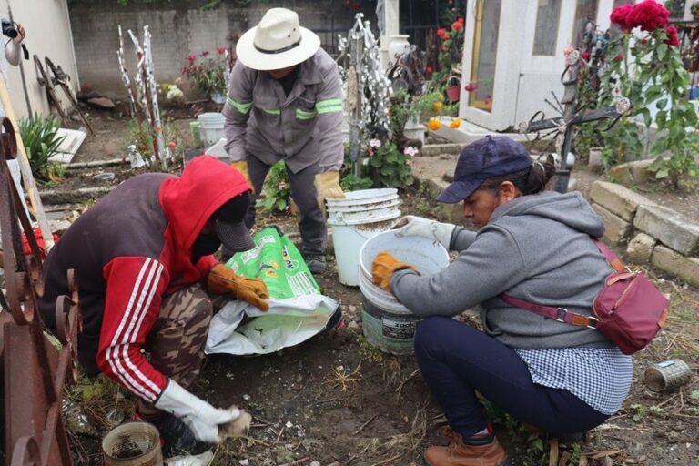 Realizan trabajos de mantenimiento y limpieza en panteones de Ocoyucan