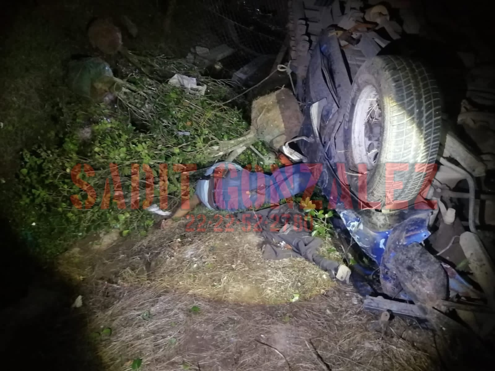 Muere hombre al irse con su camioneta a una barranca de Huauchinango.