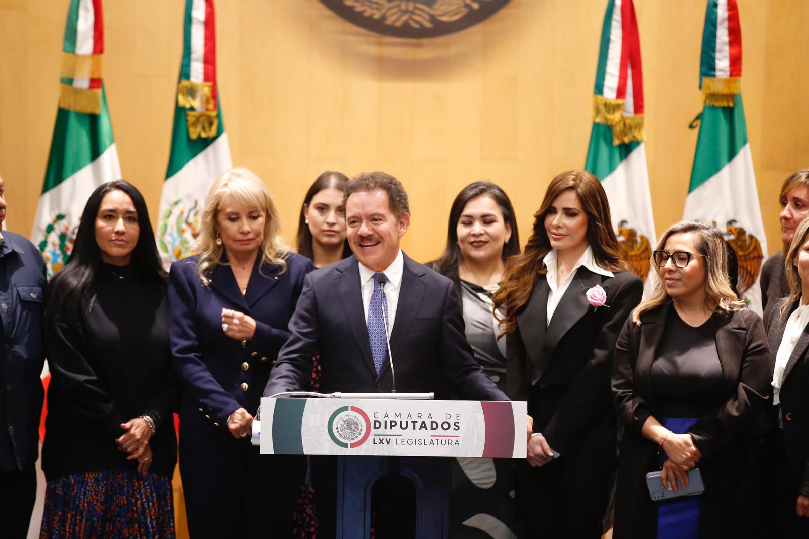 Ignacio Mier y Gloria Trevi celebran aprobación de reforma contra la trata de personas