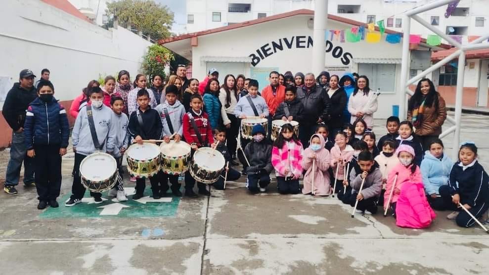 Abraham Salazar continúa con donaciones en escuelas de Texmelucan
