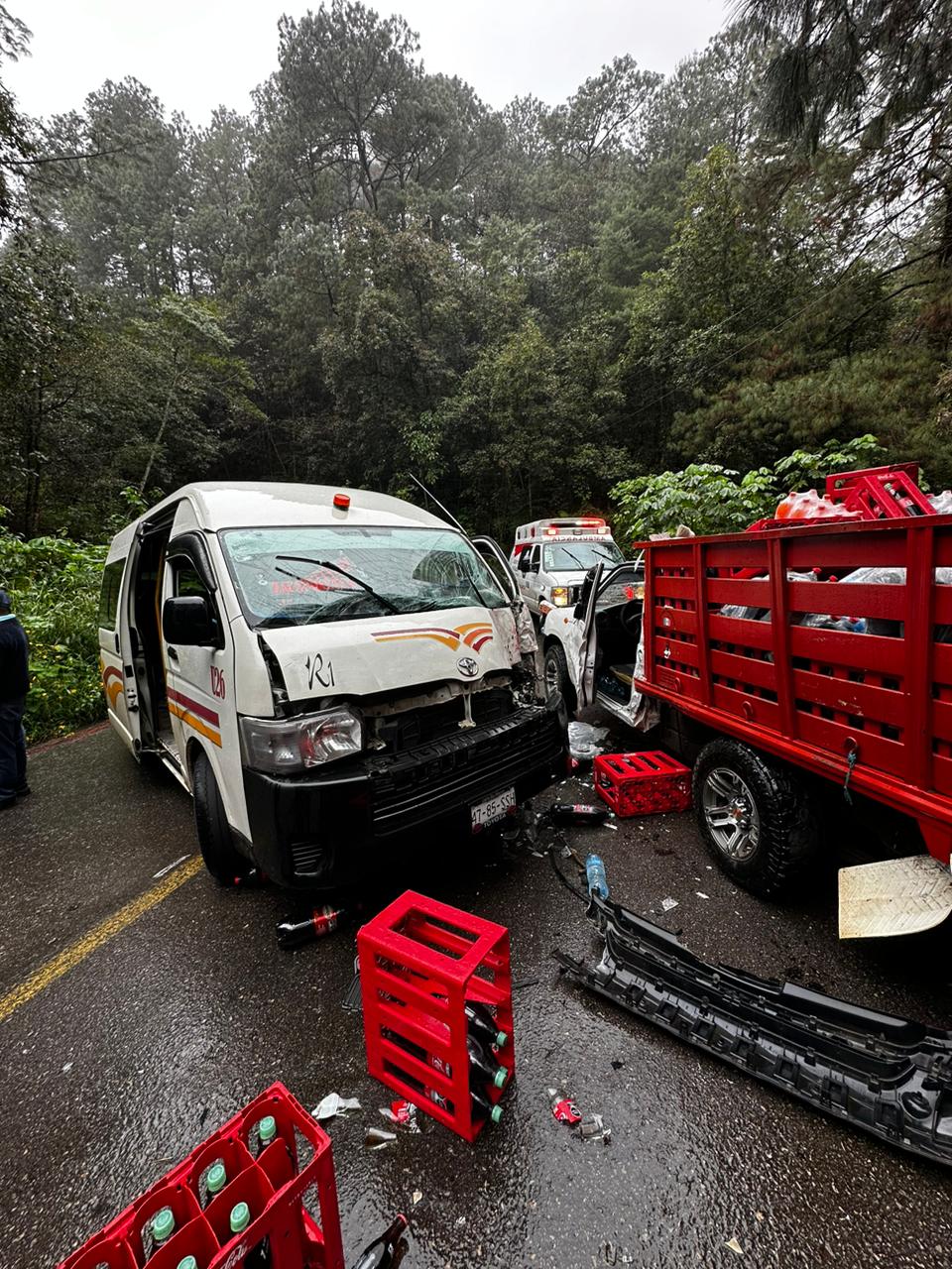 Choque entre unidad de transporte público y una camioneta deja dos personas lesionadas en Zacapoaxtla.