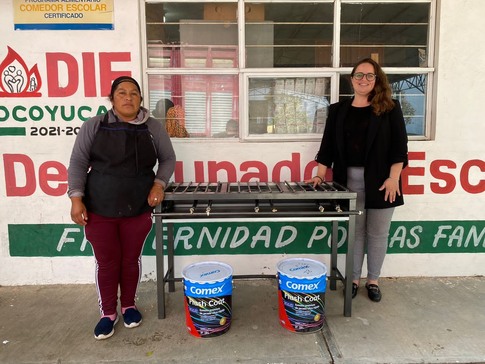 Entrega DIF botes de pintura a escuela de Ocoyucan