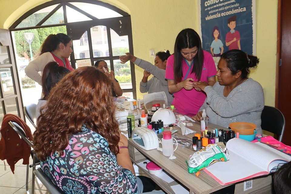 IMO beneficia a mujeres con cursos de uñas