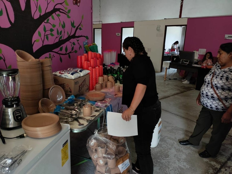 Beneficia DIF escuela de Ocoyucan con entrega de equipamiento de cocinas