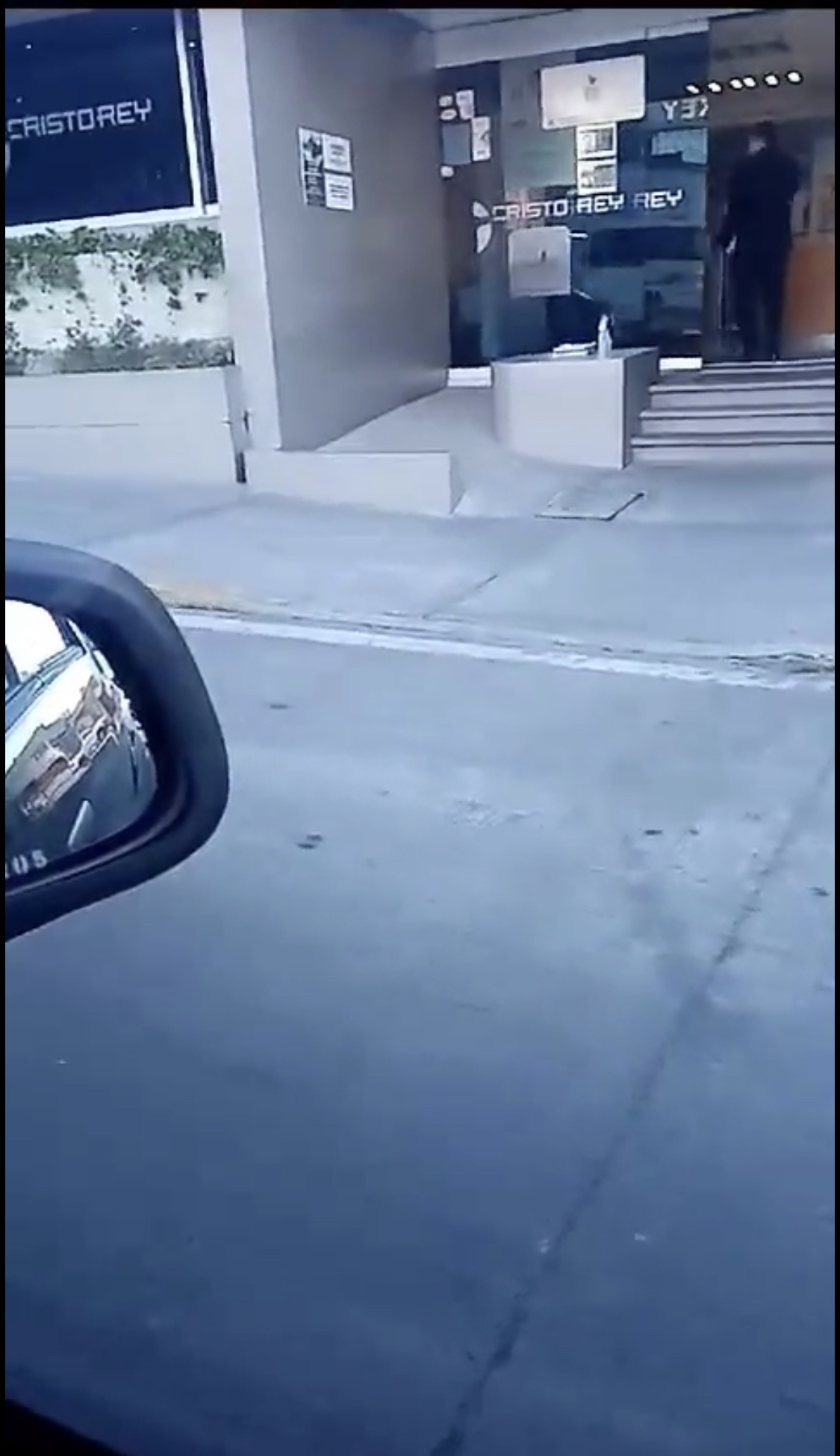 Ebrio sujeto arrolla con su carro a un motociclista y después se estrella contra un poste en la 11 Sur.
