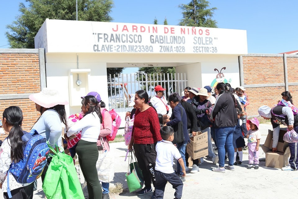 Entrega DIF de Ocoyucan desayunos fríos a estudiantes
