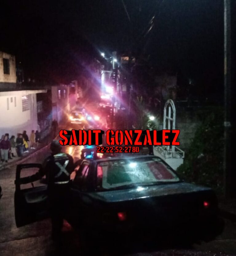 Policias se van con todo y patrulla a una barranca de Hueytamalco, hay al menos 3 uniformados lesionados.