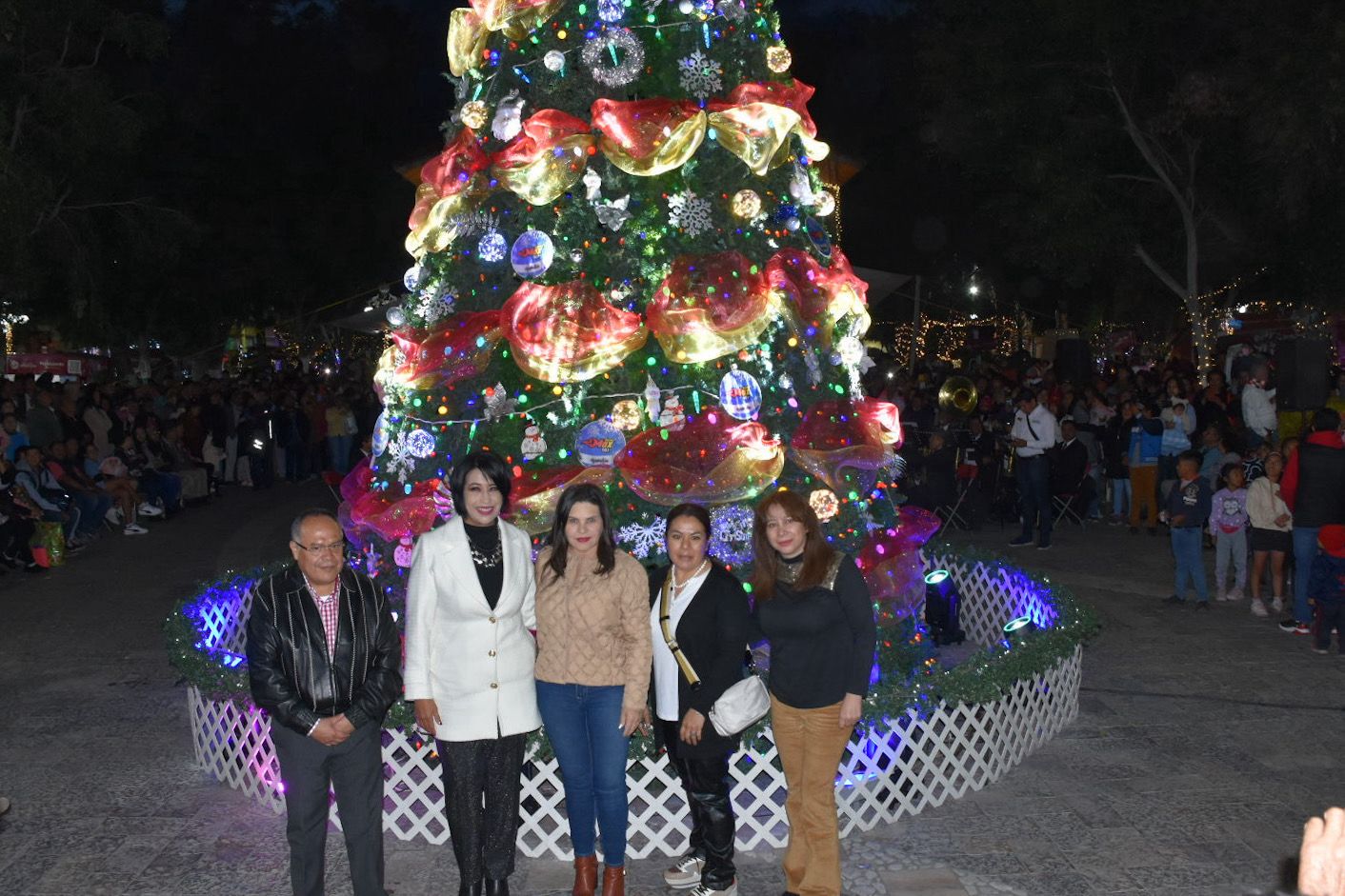 Más de mil asistentes  en el tradicional encendido del árbol navideño en Texmelucan