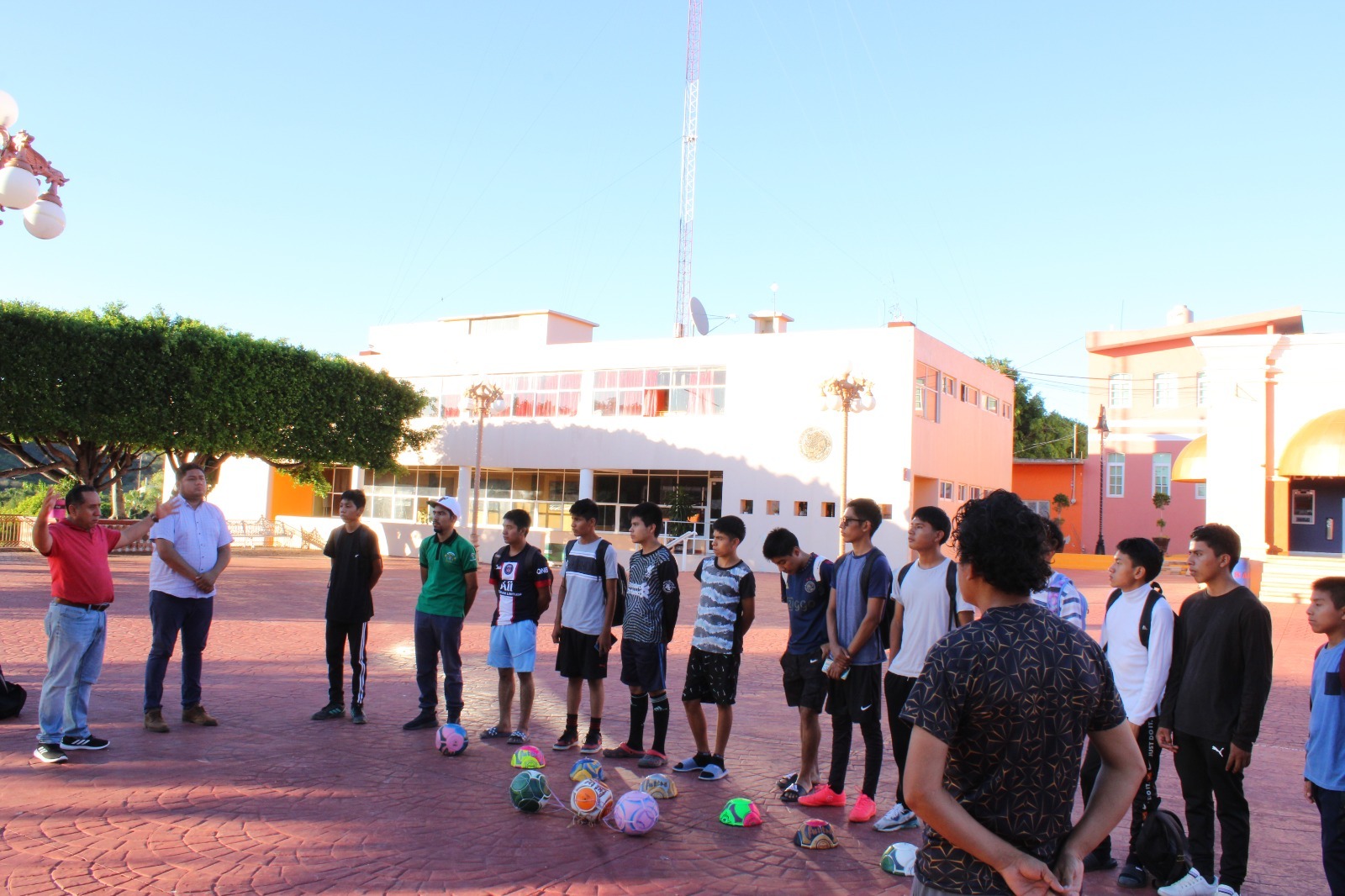 Entregan material deportivo en Tecomatlán