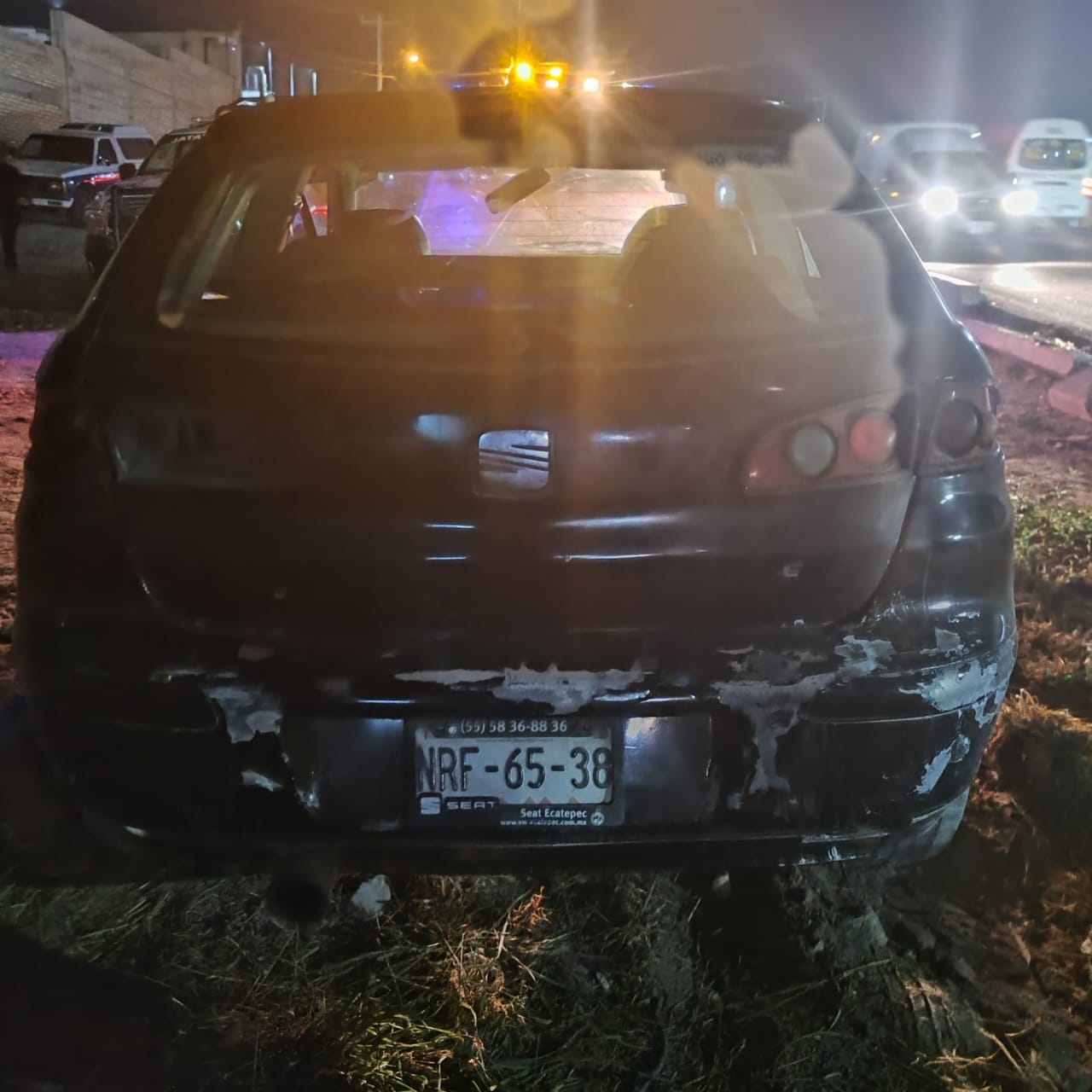 Invade carril y se impacta contra otro vehículo en Tehuacán.