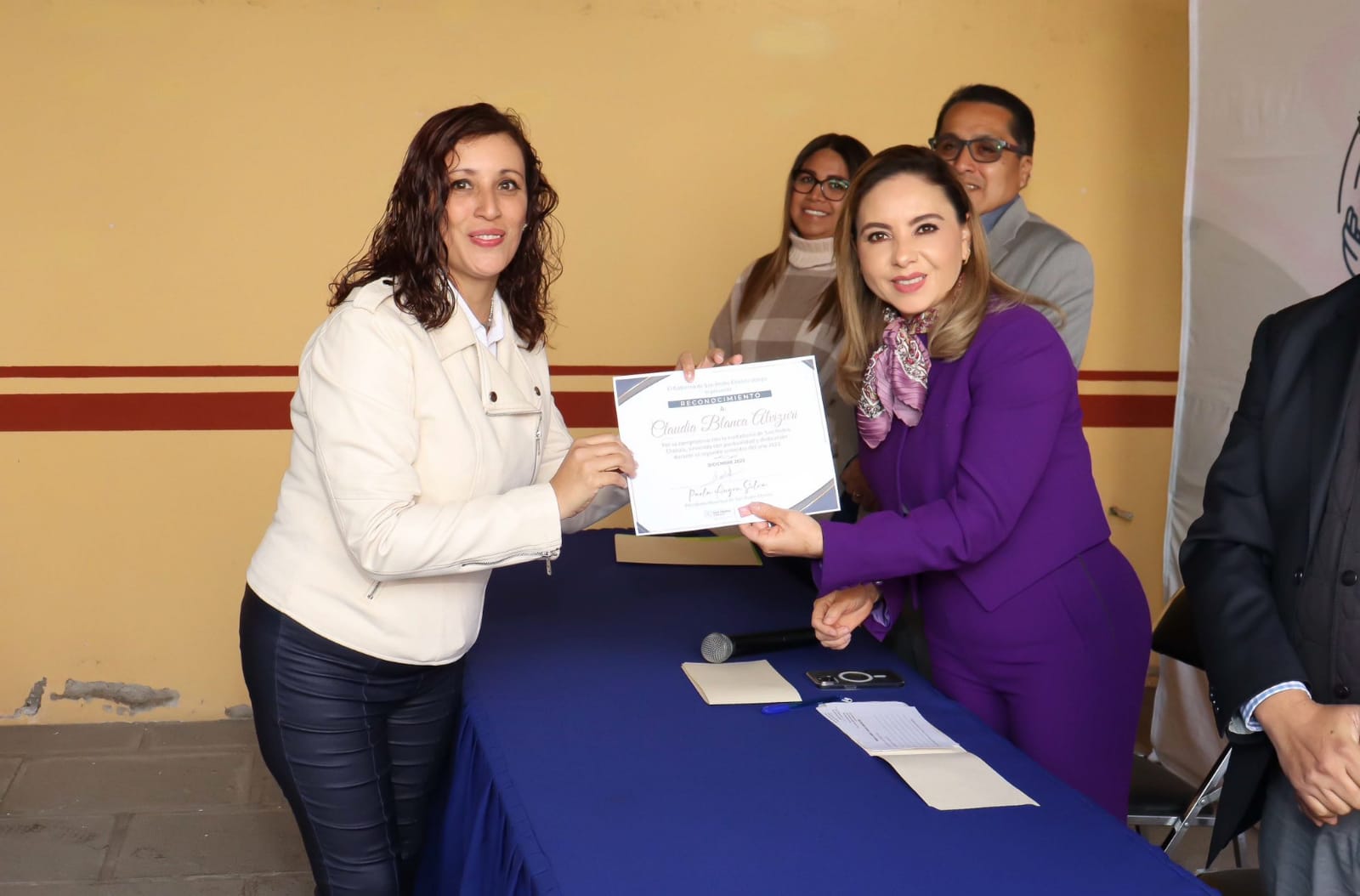 Paola Angon reconoce a servidores públicos que destacan en su dedicación en servir a las familias Cholultecas