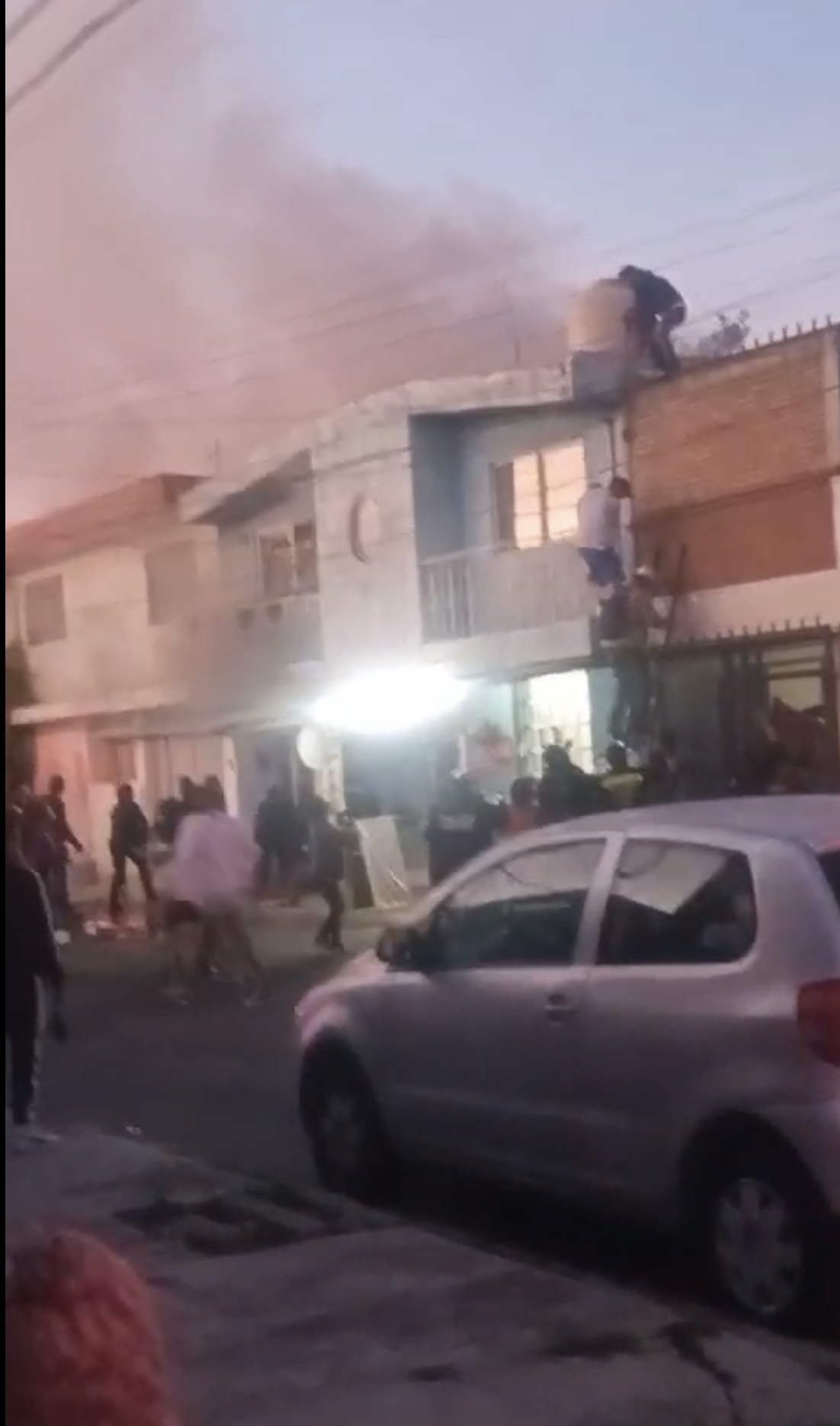 Rescatan a madre de familia y sus tres hijos del incendio de su casa en Puebla