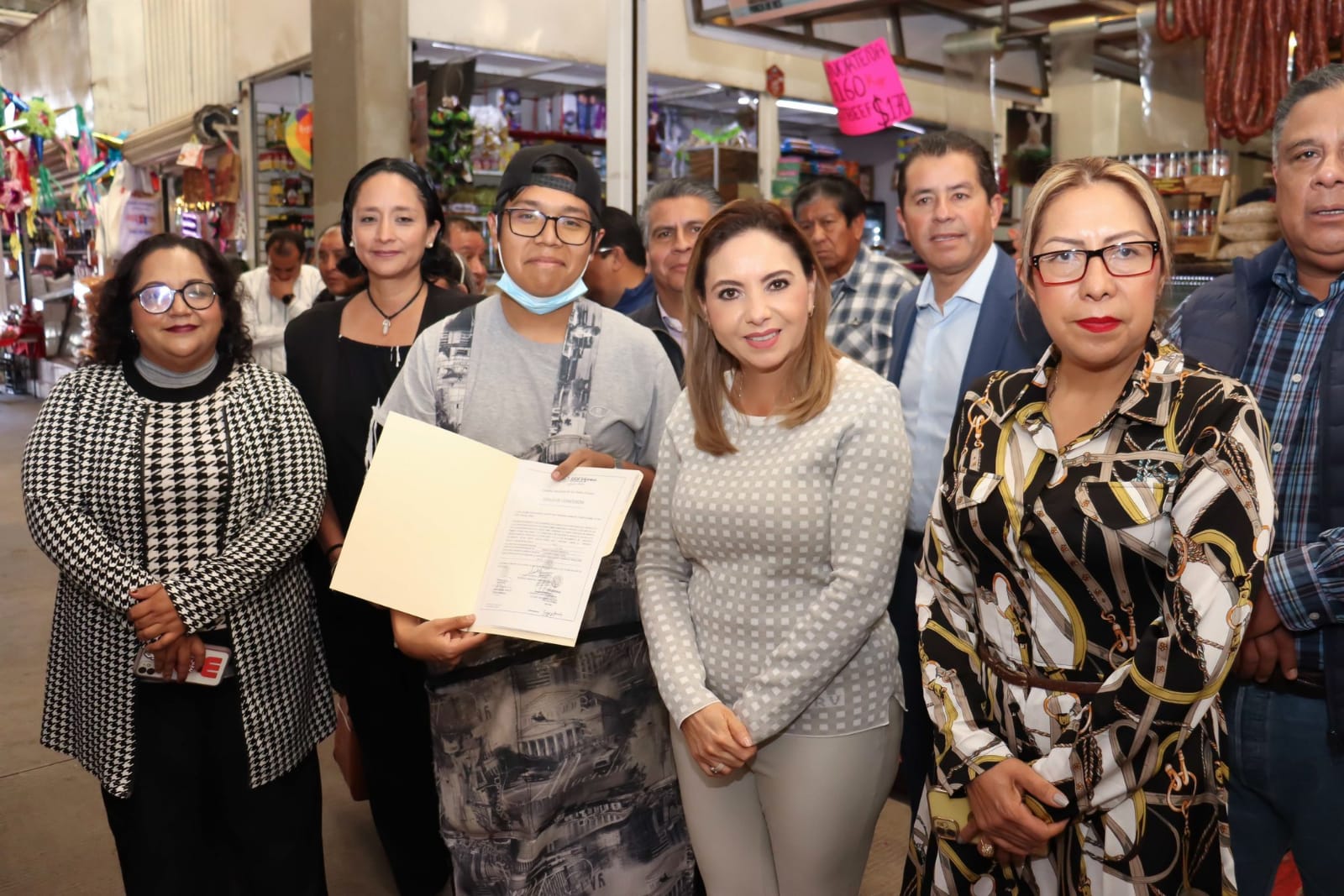 Con regularización de títulos de concesión Paola Angon continúa respaldando a comerciantes del tianguis de Mixquitla
