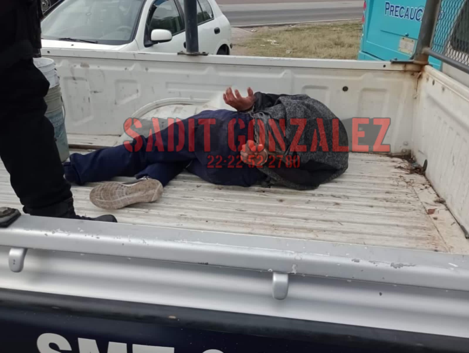 Pasajeros se visten de heroes y le dan su tunda a un ladrón tras asaltar a un camión de pasajeros.