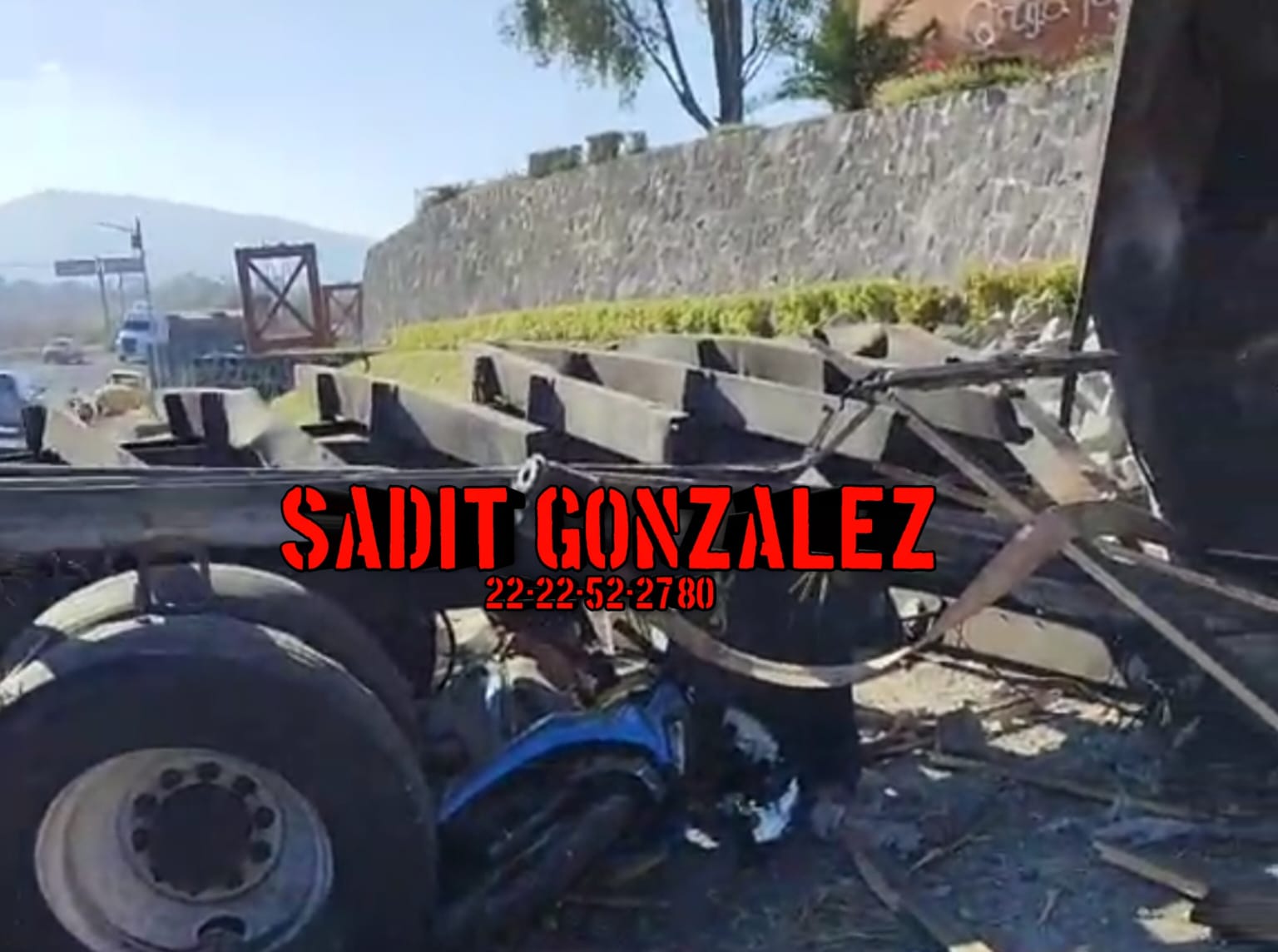 Tracto se queda sin frenos y peovoca accidente dejando 3 lesionados y un muerto en la federal a Atlixco