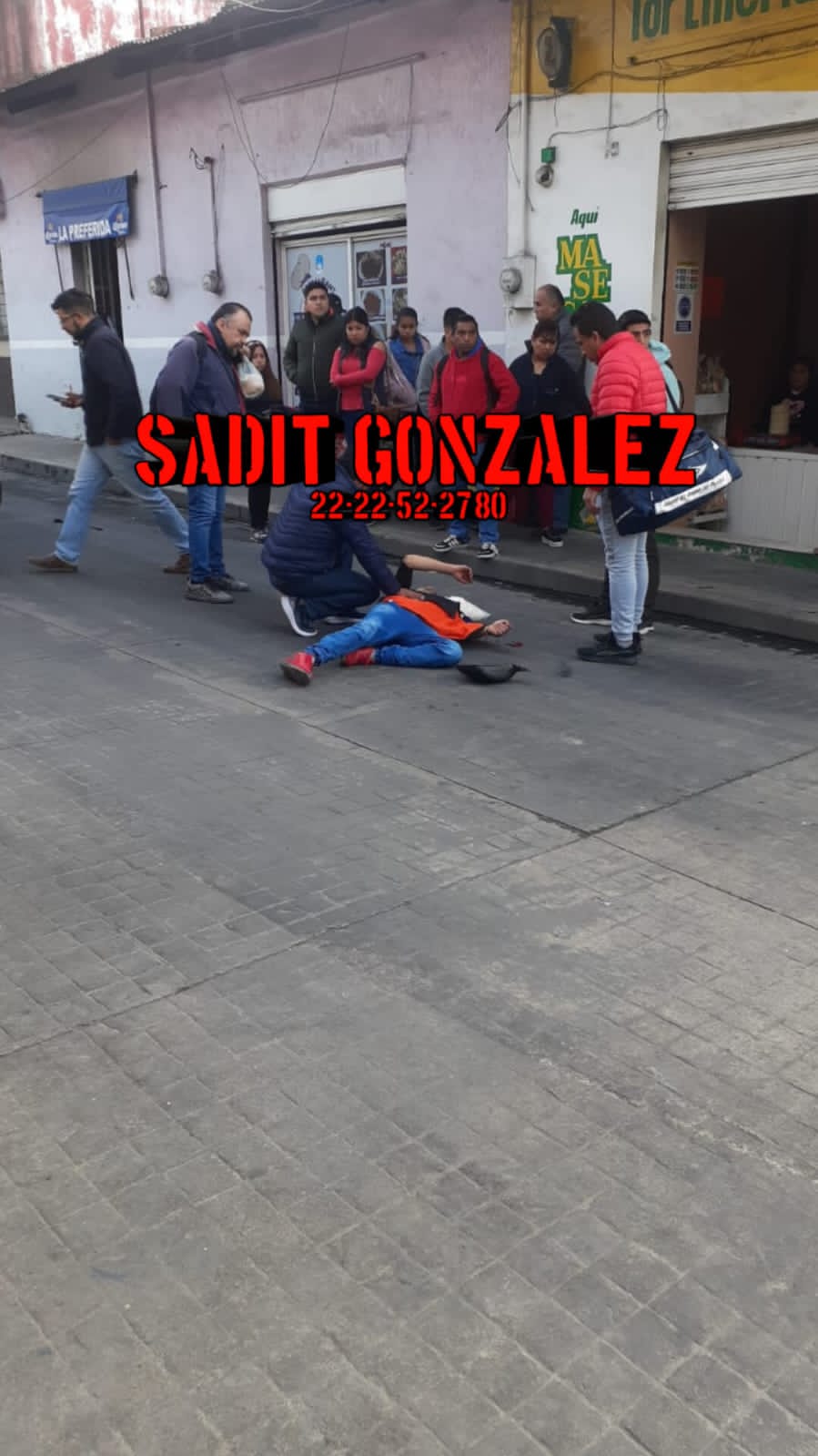 Combi de transporte público atropella a un hombre en Teziutlán.