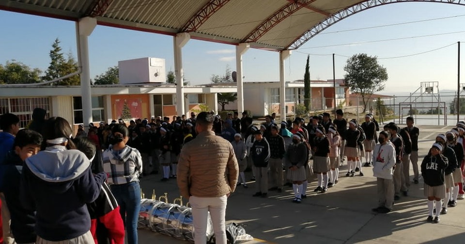 Entrega Gobierno de Ocoyucan material de banda de guerra a estudiantes