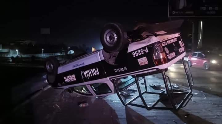 Volcadura de una patrulla de la policía municipal de Cuautlancingo sobre el Periférico Ecológico, dejó el saldo de tres personas lesionadas y cuantiosos daños materiales en el municipio de San Andres Choula.