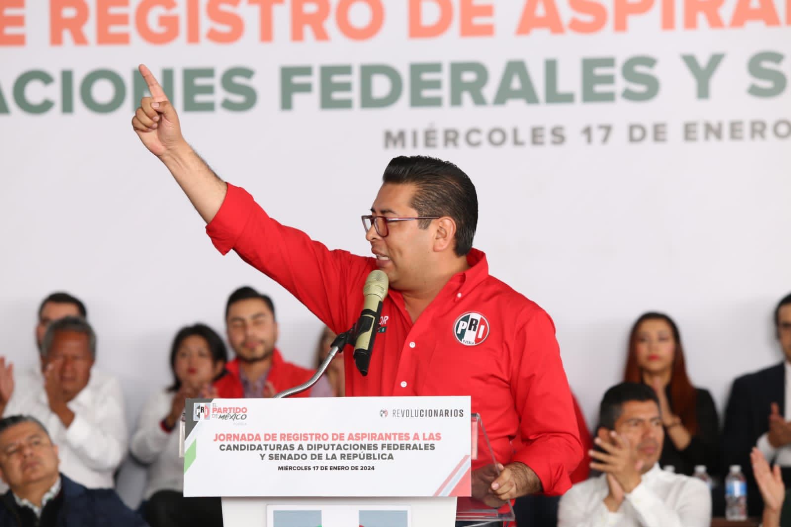 Se registra Néstor Camarillo en el PRI como aspirante único al senado de la República