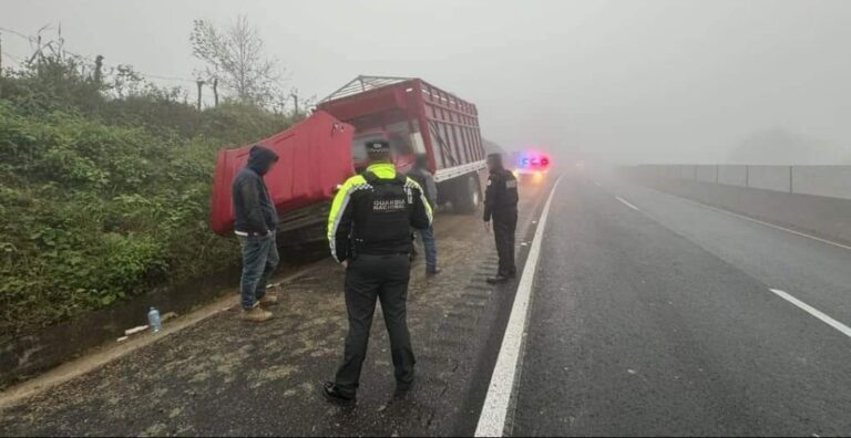 Accidente en la México-Pachuca-Tuxpan deja 3 personas prensadas.