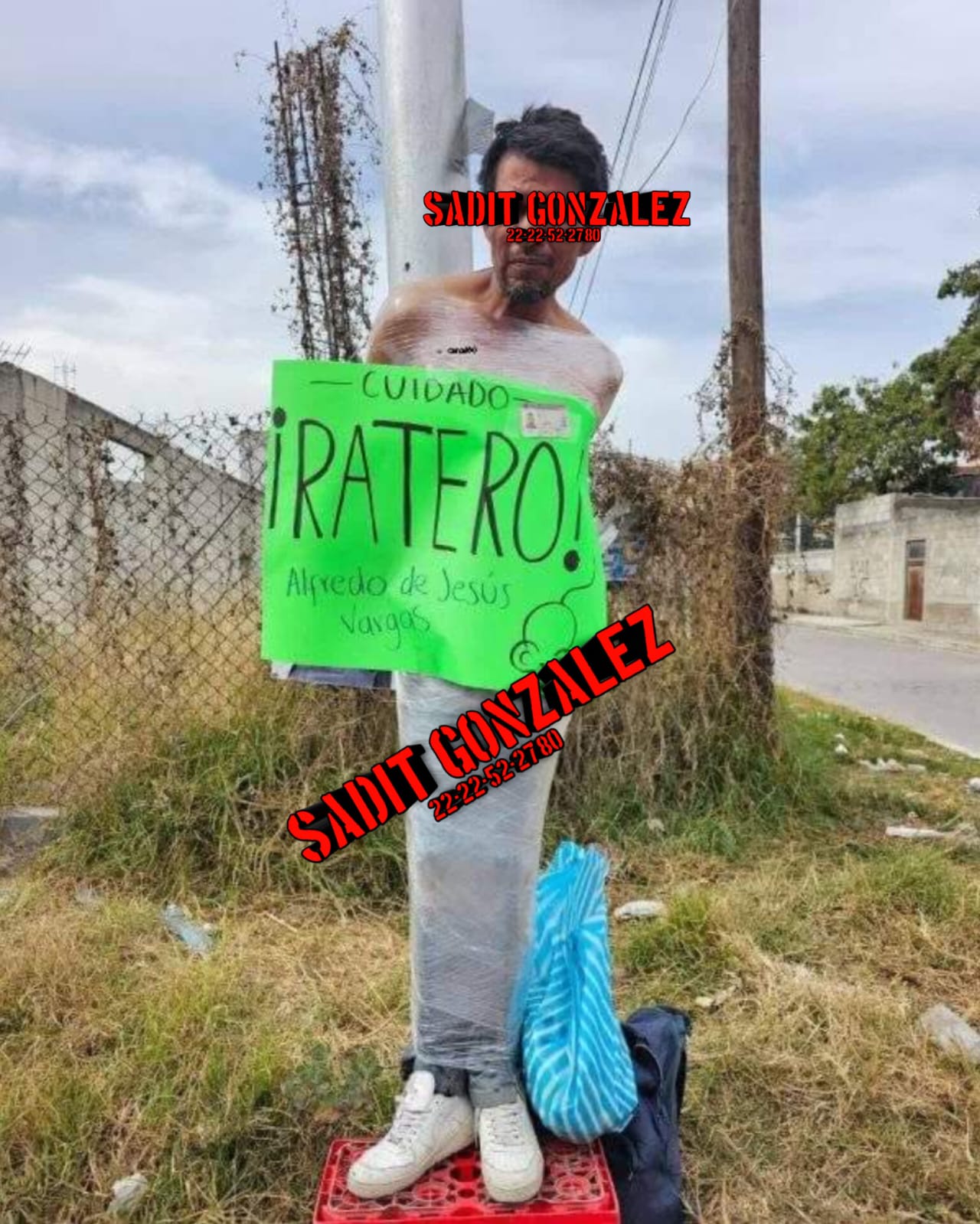 Detienen, amarran y emplayan a presunto ladrón en San Andres Choula.