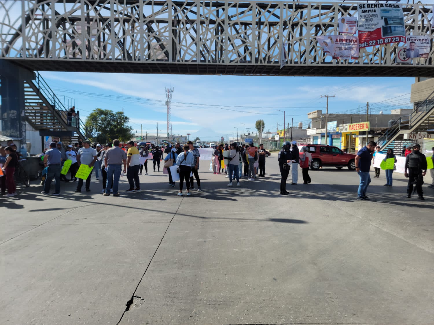 Bloquean familiares de Guillermo Raul Lopez Escobedo la federal a Tehuacán
