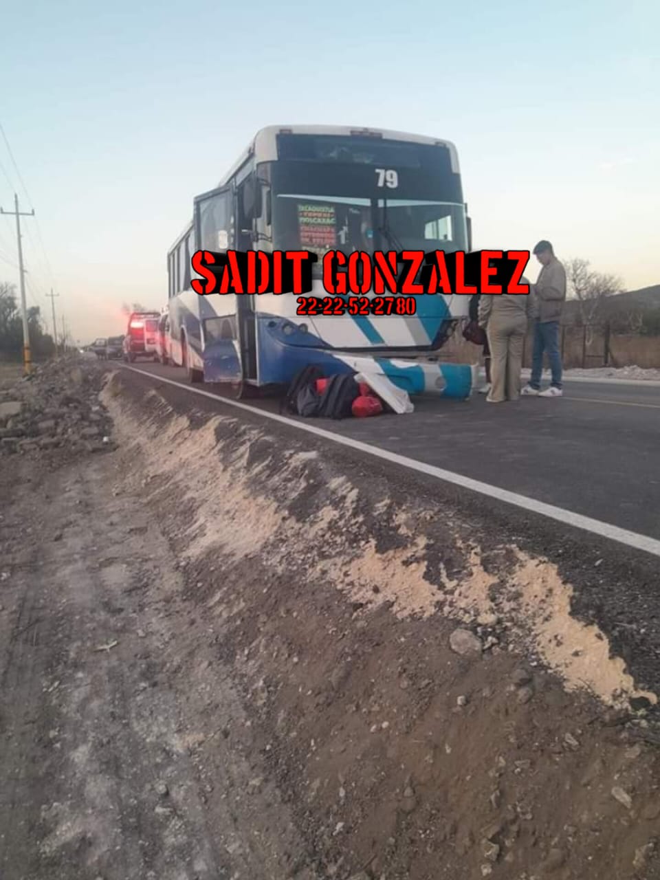 Accidente ante autobús de pasajeros y auto particular deja 4 lesionados en Santa Clara Huitziltepec.