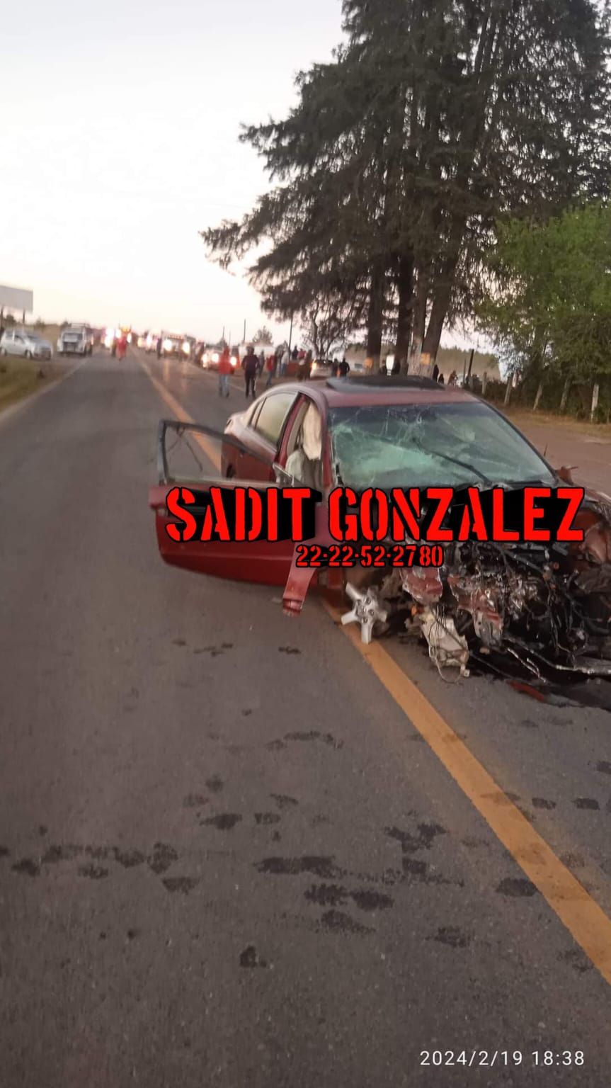 Dos muertos y 6 heridos deja choque de ambulancia y automóvil en Ahuazotepec.